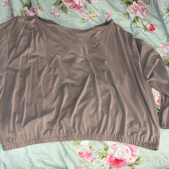 LIKE NEW OFF SHOULDER EXPRESS BLOUSE - Picture 1 of 3